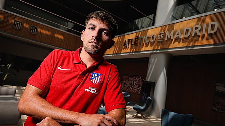 Mati Barboza en al acto de su presentación como rojiblanco