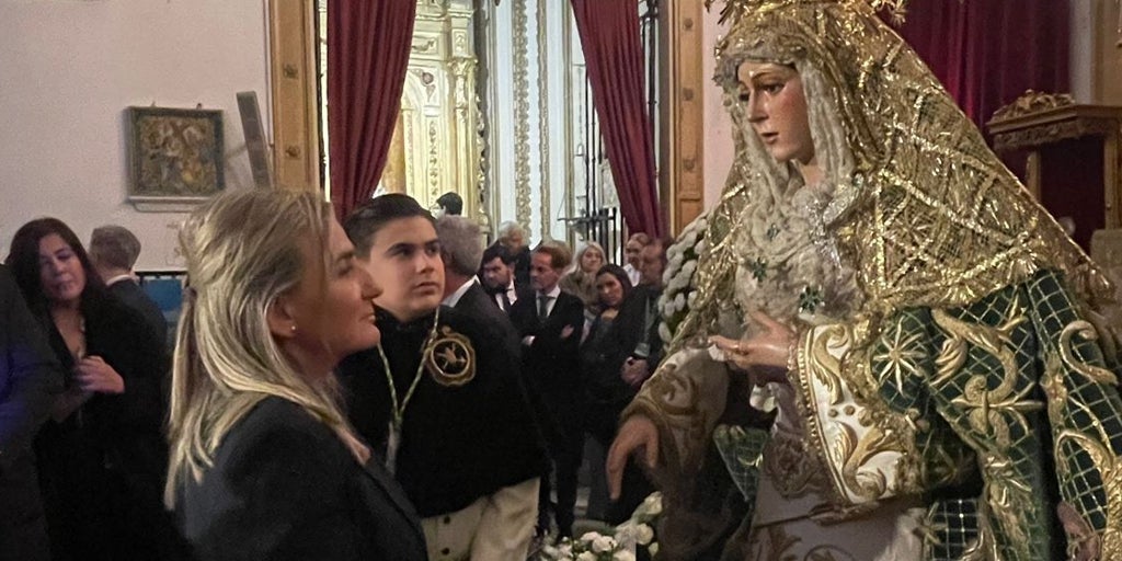 La ministra Tolón recibió la llamada de Félix Bolaños ante la Esperanza Macarena en Sevilla