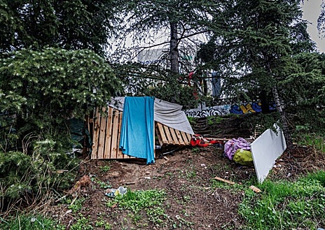 Imagem Secundária 1 - Restos de lixo de mendigos que vivem em situação de pobreza ao lado da ponte da Avenida de la Paz