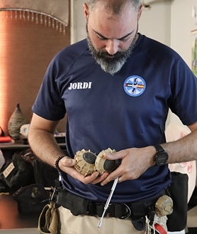 Imagen secundaria 2 - Arriba a la derecha, Jordi, durante su despliegue en Afganistán. Sobre estas líneas, impartiendo formación sobre destino en el Sáhara Occidental, en 2024. 