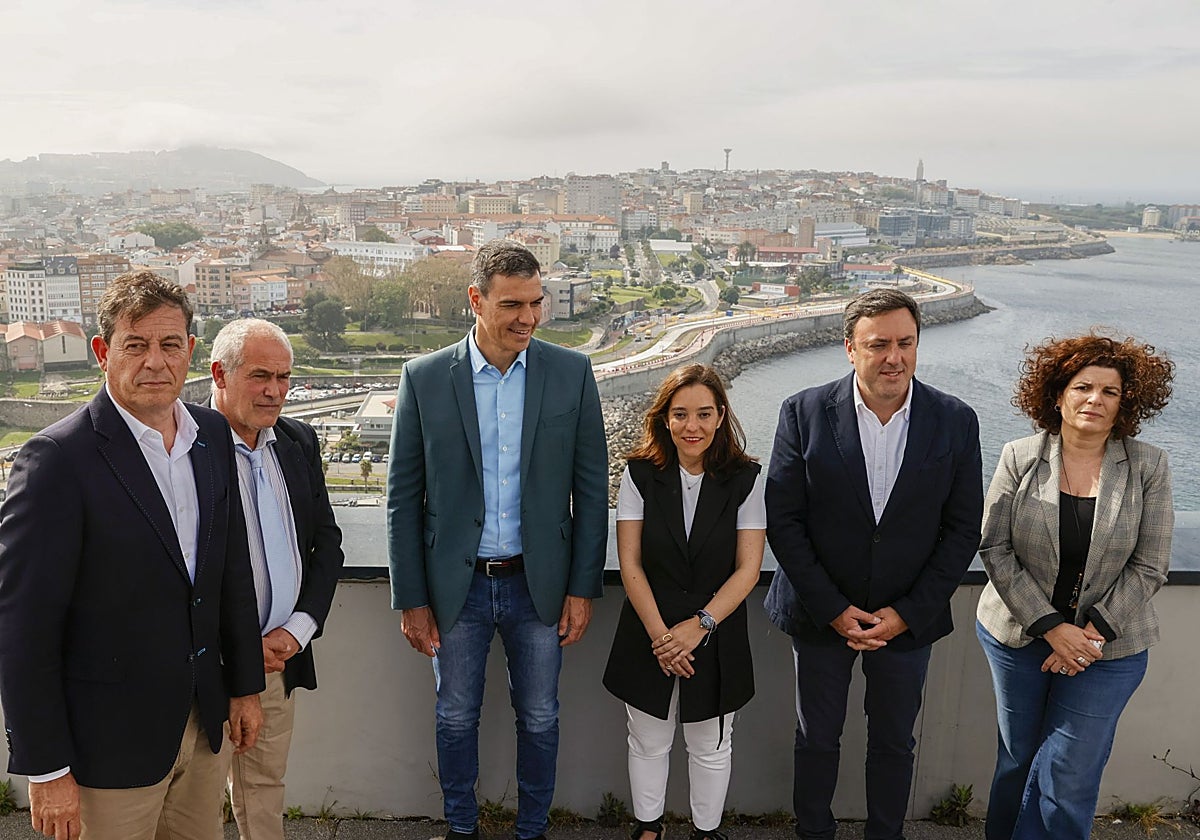 El líder del PSOE gallego (i) y la alcaldesa de La Coruña (c) con el presidente del Gobierno en una imagen de archivo