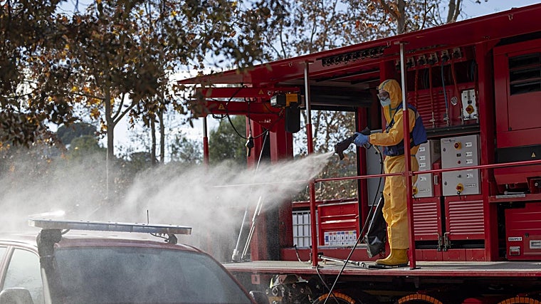 A member of the UME, disinfecting a vehicle in the epidemic zone