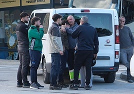 Los familiares  y conocidos de la víctima de Alhaurín, en pleno desconsuelo tras hallarse el cuerpo