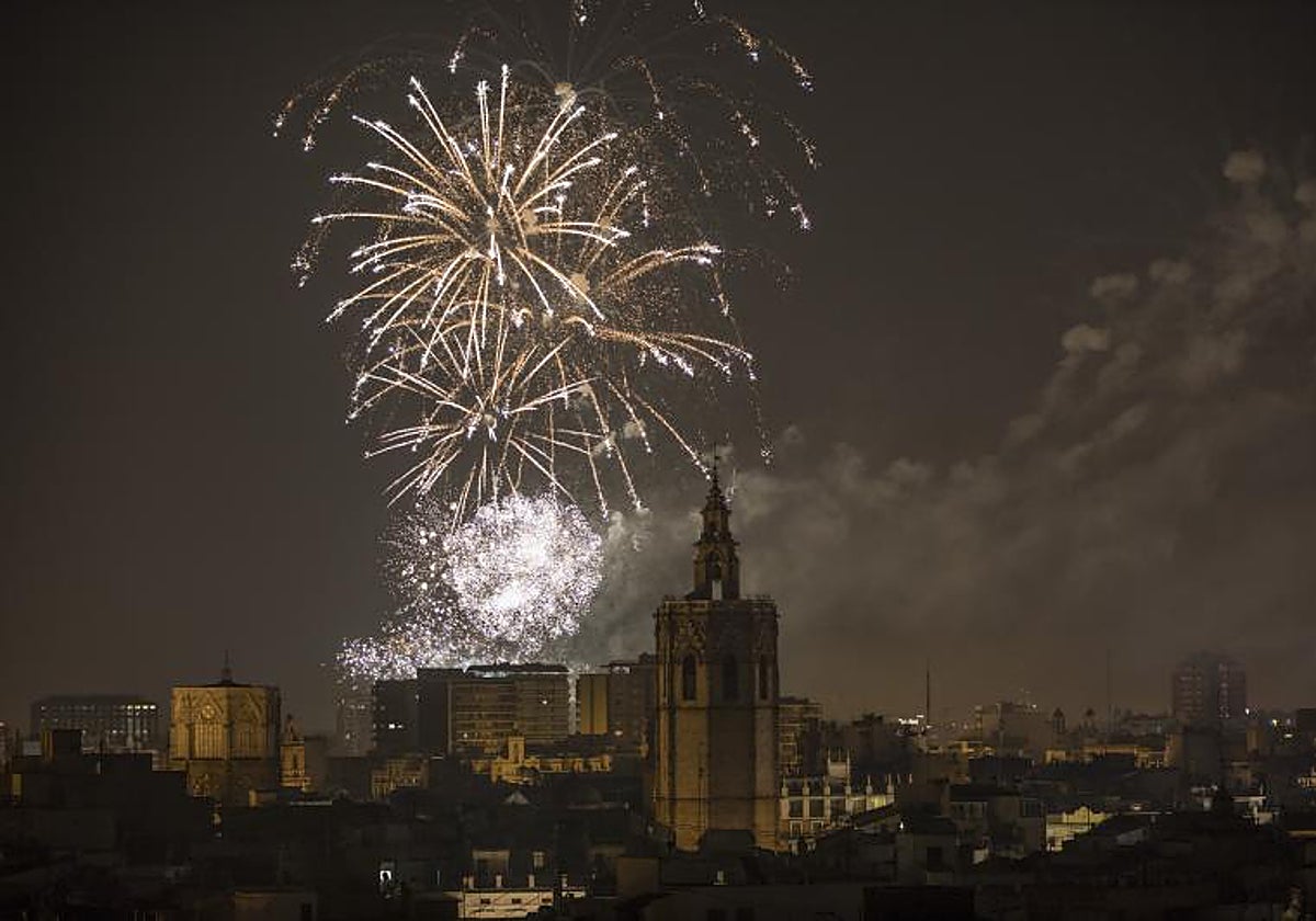 Imagen de archivo de fuegos artificiales en Valencia
