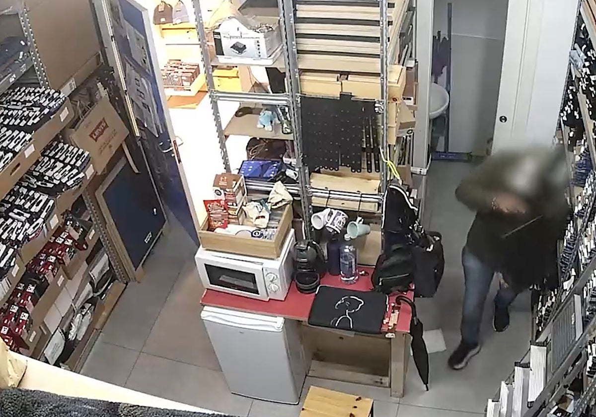 Momento en el que uno de los detenidos se lleva la caja fuerte de un comercio