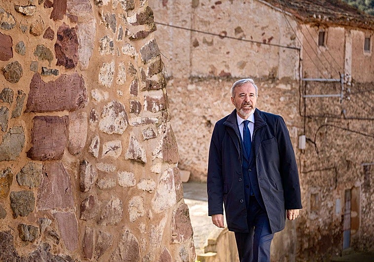 Azcón lanza un guiño al rural en su despedida de 2025 desde el pueblo más pequeño de Teruel: «Aragón aspira y tiene las herramientas para recuperar su liderazgo»