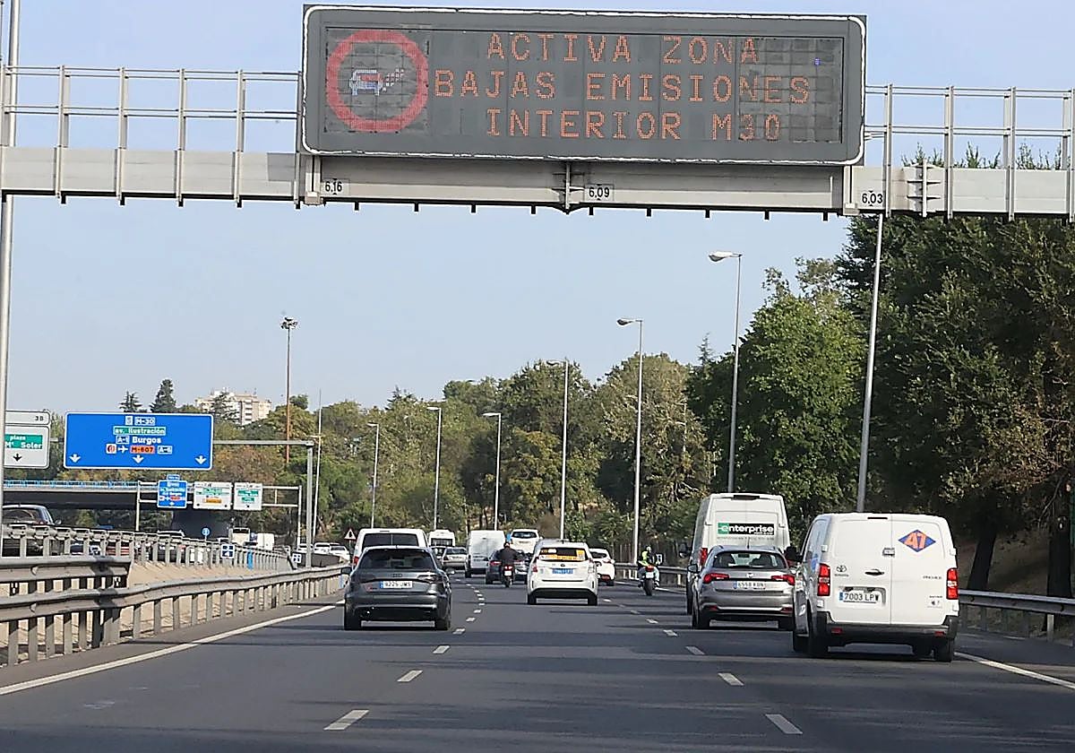 Carteles de aviso de restricción al tráfico en el interior de la M-30