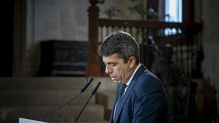 Carlos Mazón resigns at the Palau de la Generalitat.
