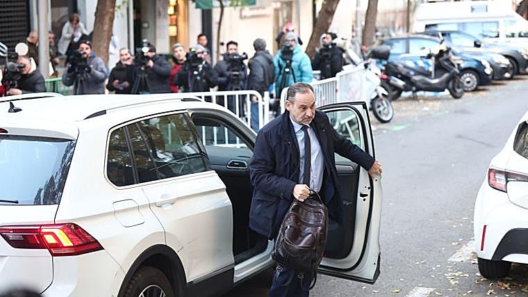 Former minister José Luis Abalos upon his arrival at the Supreme Court, November 27, 2025, the day he entered prison