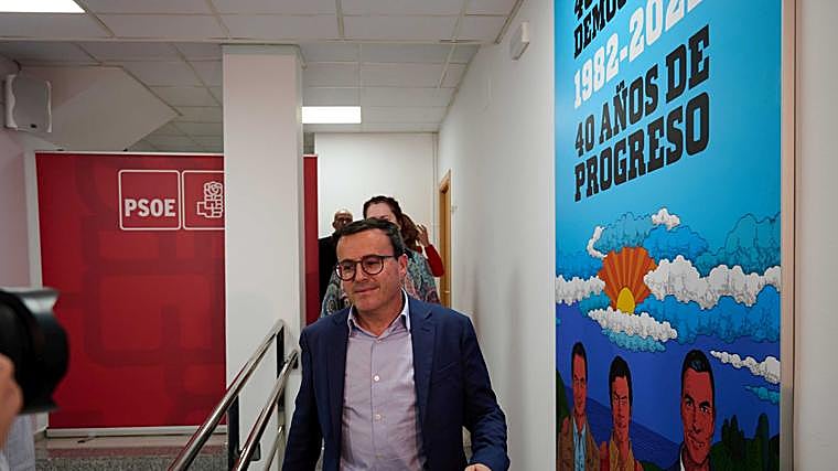 Miguel Ángel Gallardo, during the observation of the electoral evening at the regional headquarters of the PSOE