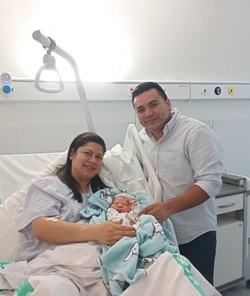 Imagem secundária 2. Acima: Lúcia, segunda filha de Raquel e Ismael, nascida num hospital de Guadalajara. Acima destas linhas, Eric com seus pais Diego e Maria (à esquerda), que vieram ao mundo no Alcazar de San Juan, e à direita, Lissandro Gabriel, filho de Esther Abigail e Francisco Javier.