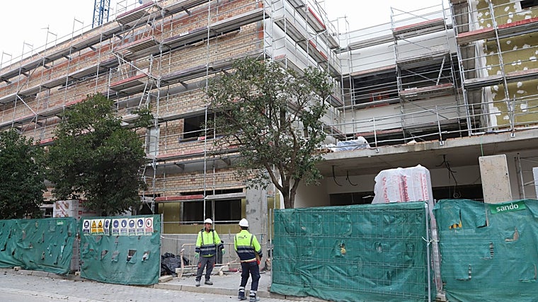 Trabalhando em uma nova delegacia de polícia