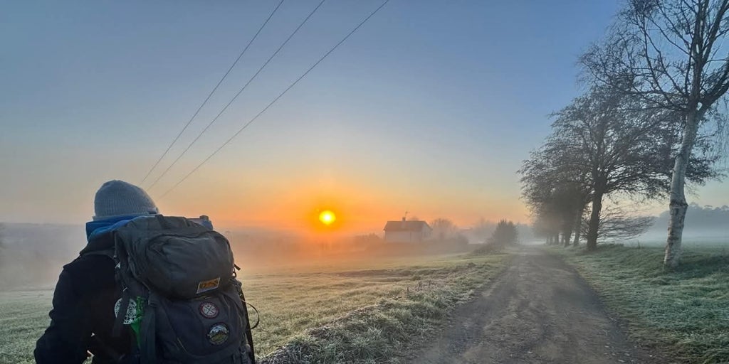 Un peregrino bajo la nieve: el Camino de la Navidad