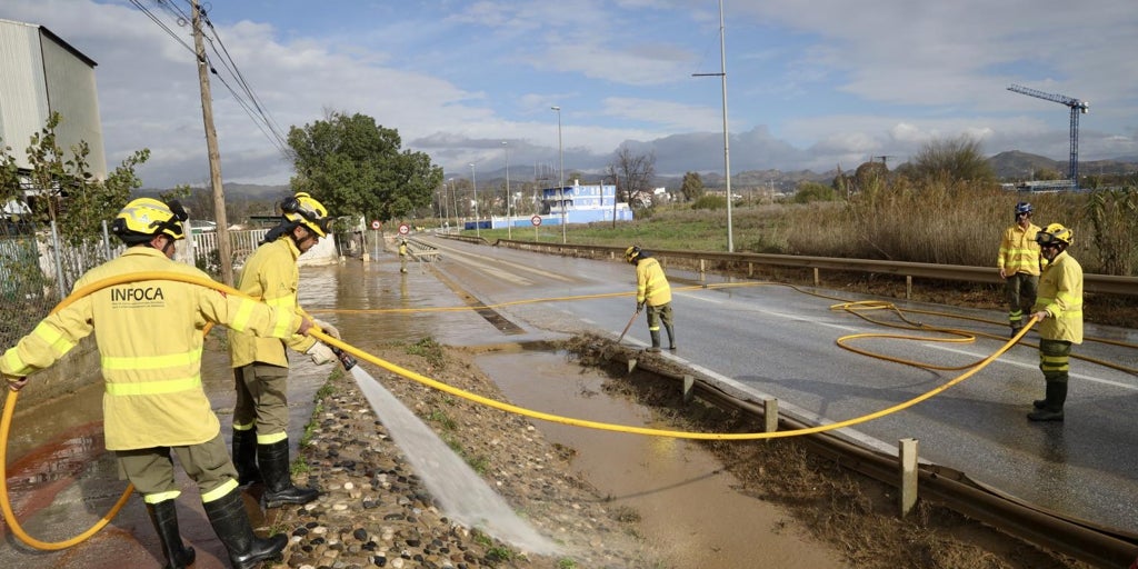 Tres carreteras secundarias de Cádiz permanecen cortadas por la lluvia