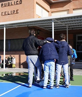 Imagem Secundária 2: Atividades na Escola Pública Leon Felipe em dia não letivo.