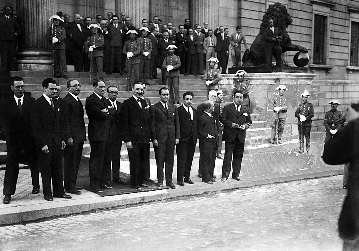 Diputados de diversos partidos políticos posan en el exterior del Palacio de las Cortes Republicanas en 1933