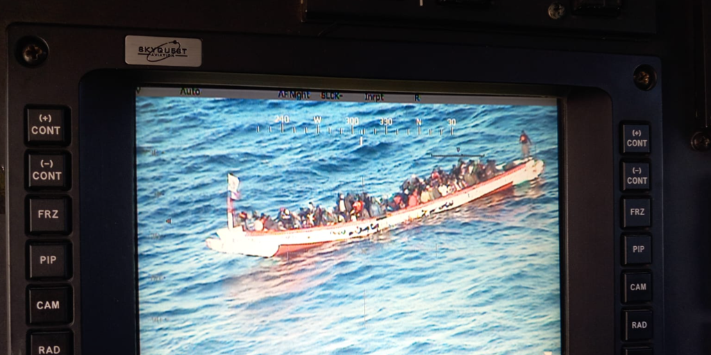 Un fallecido y seis hospitalizados en un cayuco rescatado en aguas de La Gomera
