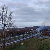 Una treintena de tractores cortan la A-52 a su paso por Xinzo de Limia (Orense) en protesta por el acuerdo con Mercosur