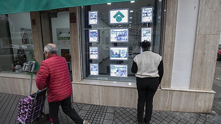 Una mujer observa la inmobiliairia Tecnocasa, en alcalde Sanz Noguer
