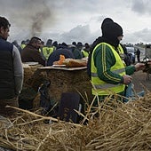Ganaderos y agricultores retiran la 'barricada' de tractores tras tres días de bloqueo de la A-52