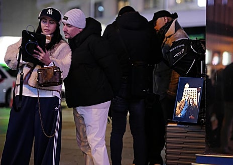 Imagem secundária 1. Vários fotógrafos e seus assistentes trabalham em Callao durante o dia.