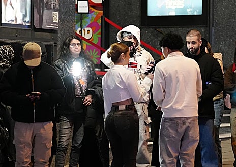 Imagem Secundária 1. Criadores de conteúdo gravando e pessoas tirando fotos em Callao.