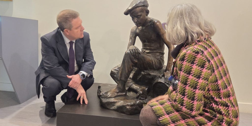 En plena crisis con Sánchez, Page reivindica su socialismo con la visita a la exposición del PSOE sobre Pablo Iglesias