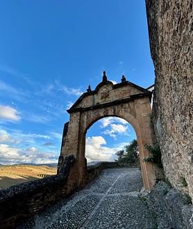 Imagen secundaria 2 - Arriba, la Alameda del Tajo; abajo, a la izquierda, casas sobre la ladera del Tajo y, a la derecha, el Arco de Felipe V