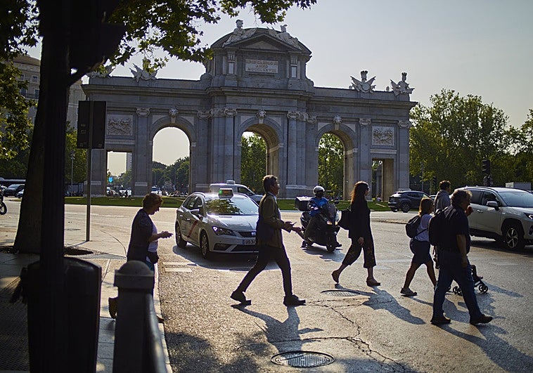 La reforma del bulevar de la Puerta de Alcalá permitirá pasear por el monumento en 2027
