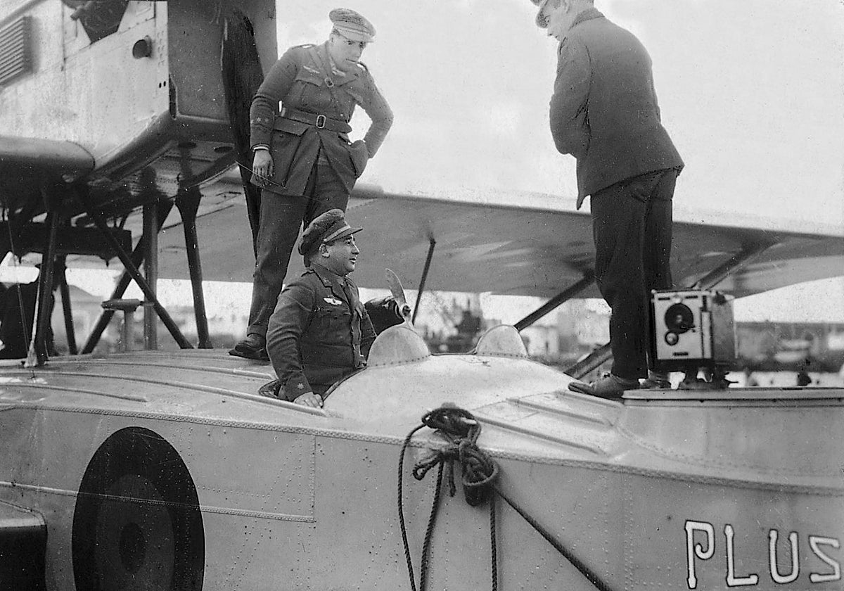 Los aviadores Franco (centro), Ruiz de Alda (izq.) y Durán (dcha.) al desembarcar del hidroavión en el interior del puerto de Las Palmas de Gran Canarias, en la primera escala del histórico vuelo transoceánico