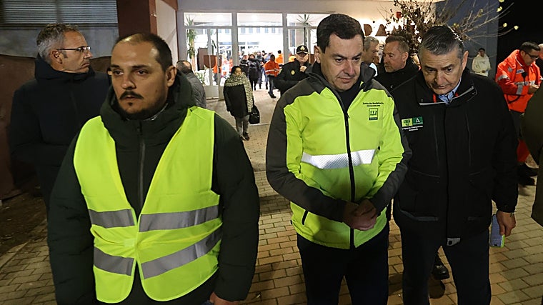 Rafael Ángel Moreno, primero por la izquierda, junto al presidente de la Junta de Andalucía