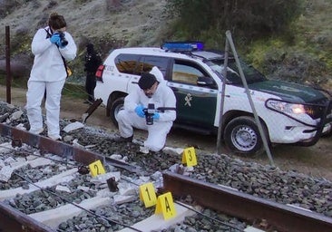 Un equipo de Guardia Civil Criminalística investiga un trozo de la vía roto en el lugar del accidente