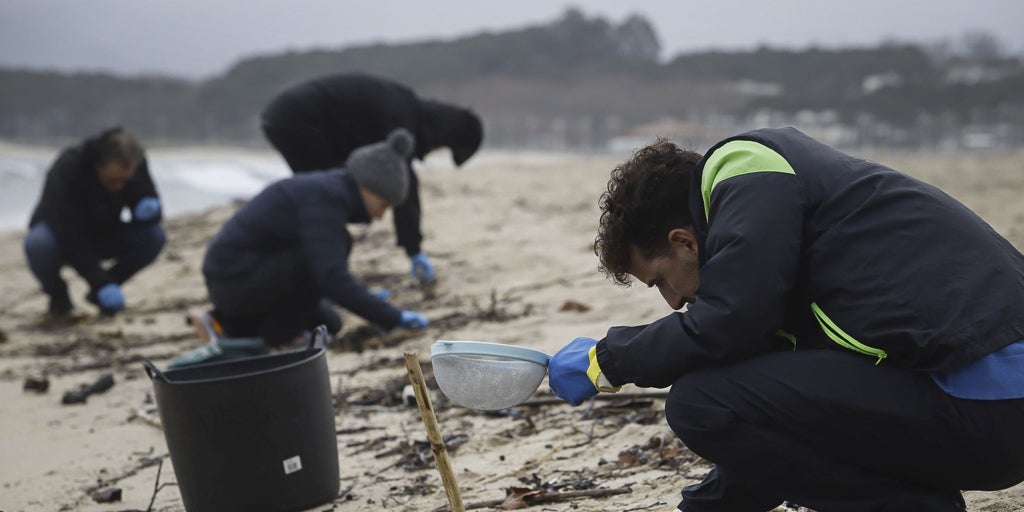 La jueza archiva la investigación por el vertido de pellets en la costa gallega