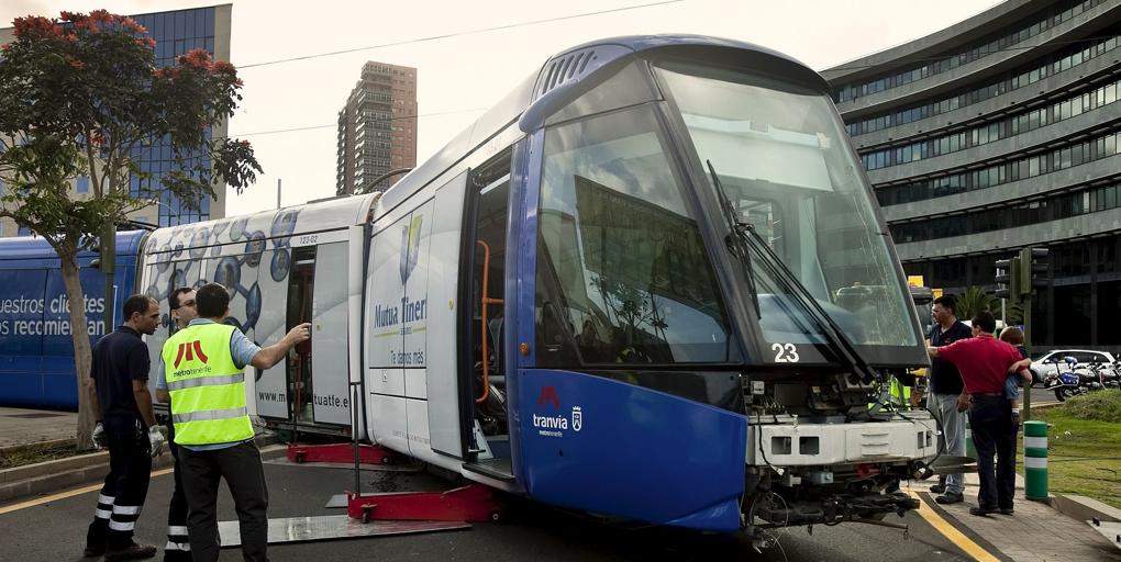 El tranvía de Tenerife colisiona contra un autobús, en un accidente que no deja heridos