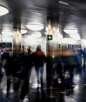 Imagem secundária 2: Viajantes em diferentes estações de Barcelona fazem fila para embarcar em transporte alternativo após a suspensão do trem Rodalies nesta quarta-feira.
