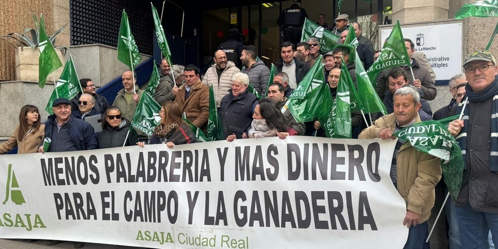 Un centenar de ganaderos se concentra en Ciudad Real para exigir indemnizaciones por las pérdidas de la lengua azul