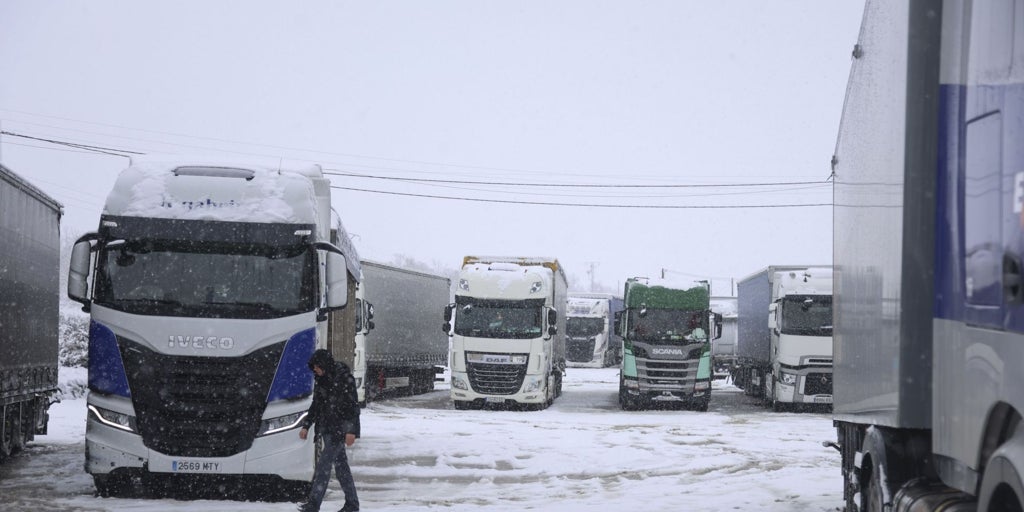 Prohibida la circulación de camiones en la A-3 en Villares del Saz y en la A-2 en Valdenoches por el temporal de nieve