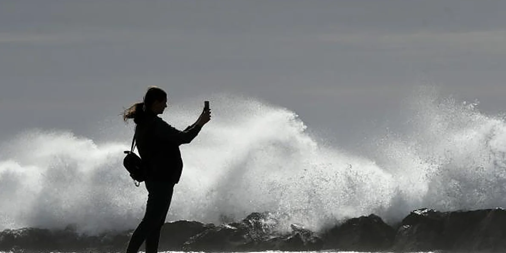 Canarias activa la alerta por el mal estado del mar y pide precaución