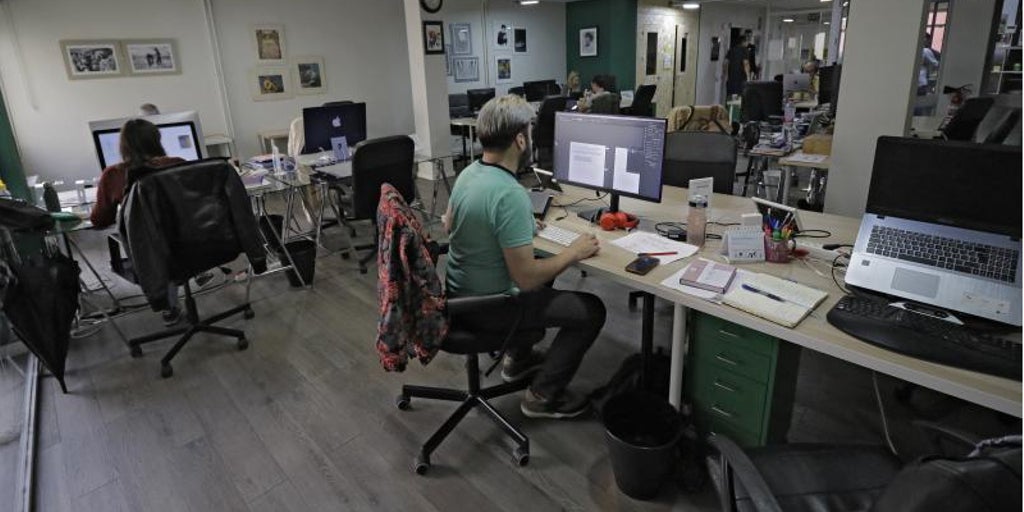 El «tecnoestrés» y otros males psicológicos disparan el absentismo laboral: un 325% más de bajas de jóvenes valencianos
