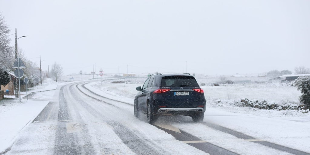 La nieve complica la circulación en varios puntos de la red principal de Castilla y León y embolsa camiones