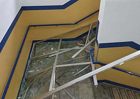 Imagem secundária 1. Danos às escolas de San Juan de la Cruz, Cumbres Altas e IES Séneca.