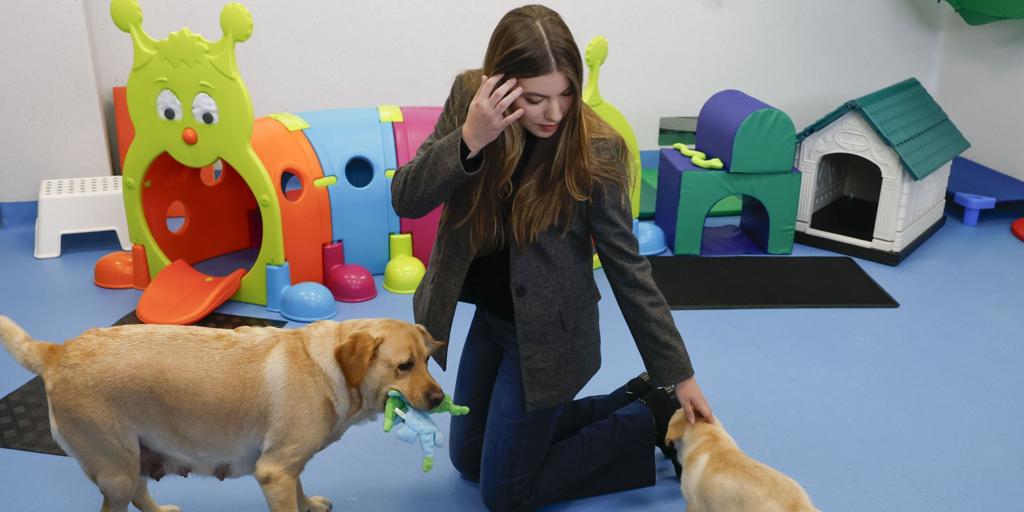 La Infanta Sofía, entre cachorros que un día serán los ojos de personas ciegas