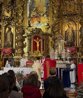 Imagen secundaria 2 - En la fotografía superior, Don Bosco llega a la parroquia de San Andrés, este jueves por la noche. Debajo a la izquierda, Don Bosco deja atrás la iglesia de los Trinitarios para acudir a San Lorenzo, el miércoles.  A la derecha, Don Bosco en el interior de la parroquia de los Trinitarios, el miércoles para el primer día de triduo 