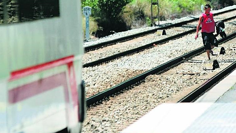 Paragem de Castelldefels, onde em 2010 uma multidão que se dirigia à praia atravessou os carris numa passagem não autorizada e foi atropelada por um comboio de longa distância vindo de Valência. 12 pessoas morreram e 17 ficaram feridas