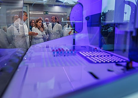 Imagem secundária 1. Visita da Ministra da Saúde, Fátima Matute, ao laboratório de água purificada do Canal Mahadahonda.