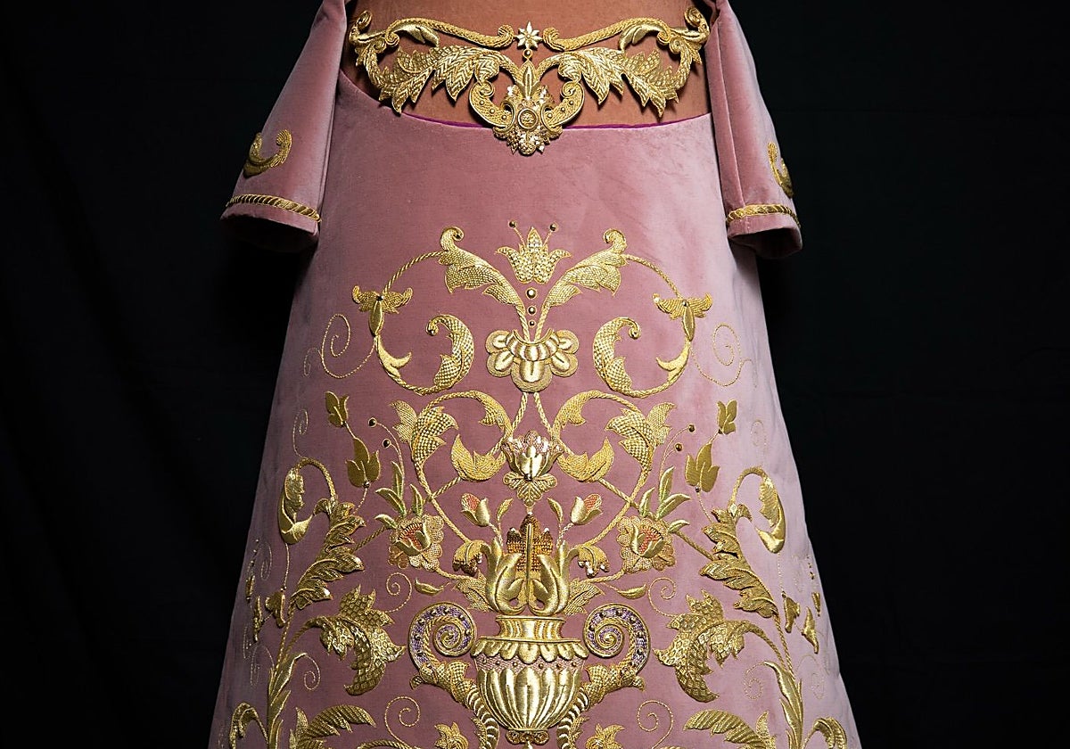 La hermandad de la Estrella enriquece una saya de la Virgen