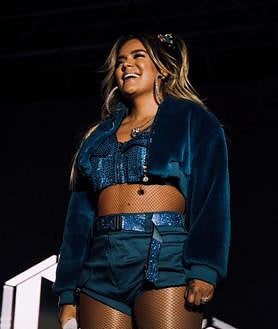 Imagen secundaria 2 - Varias imágenes de Bad Bunny en Puebla de la Calzada en 2018 y de Karol G en 2019