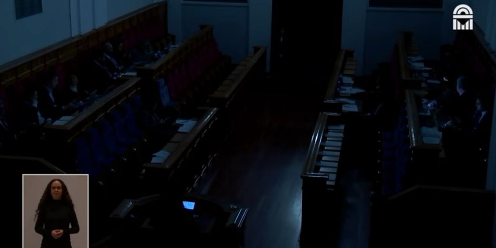 Varios cortes de luz interrumpen el Pleno de las Cortes regionales