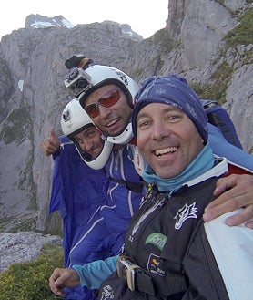 Imagen secundaria 2 - Arriba: Juan Manuel, Blanca y Armando Del Rey en el Corral de Moreria. A continuación se muestran saltos BASE y fotos de Armando con Carlos y Darío.
