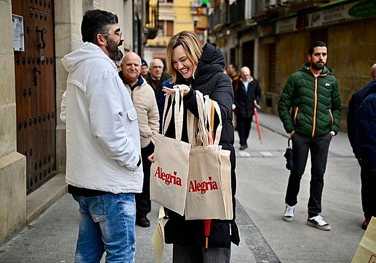En la sede del PSOE, de la expectación al funeral: Alegría desinfla al partido y toca el suelo histórico de Lambán en 2015